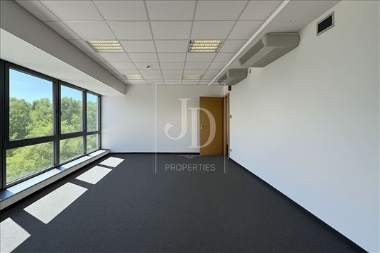 Izdaje se poslovni prostor 500 m², Novi Beograd