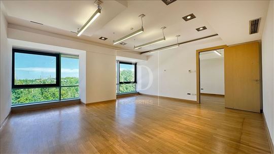 Izdaje se poslovni prostor sa parkingom