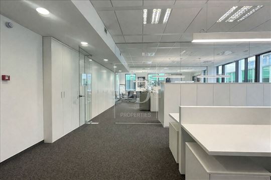 Izdaje se poslovni prostor sa parkingom, Novi Beog