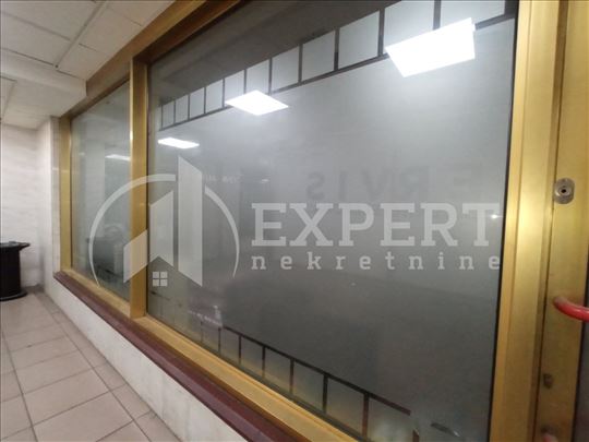 Izdaje se poslovni prostor u TPC Kalča, 23m2