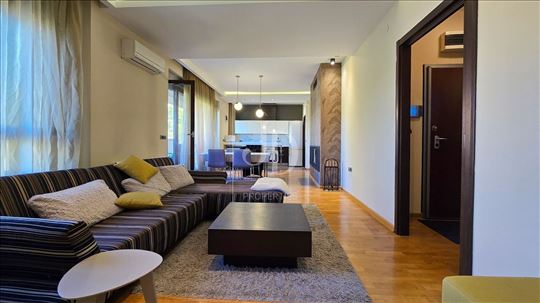 Izdaje se stan na Crvenom krstu sa 2 garažna mesta