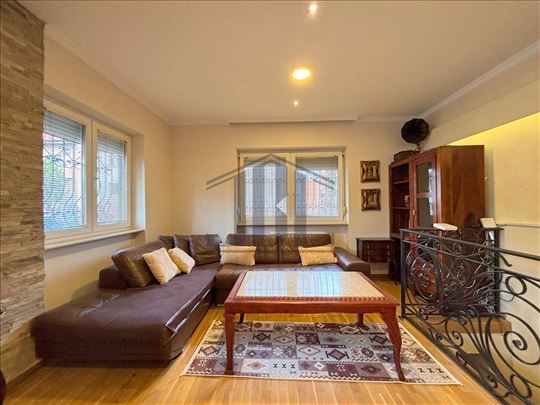 Izdaje se stan na dva nivoa sa parkingom Lekino br