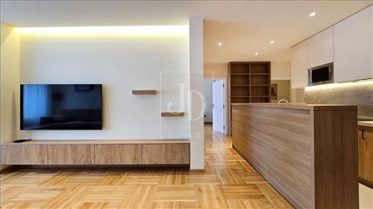 Izdaje se stan na Vračaru sa 2 garažna mesta