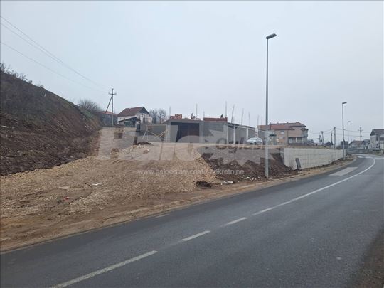 Izdajem poslovni prostor