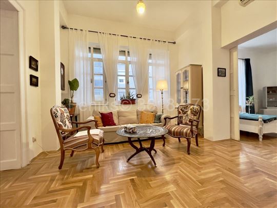 Izdavanje 4.5 stana sa dvorištem 140m2 Lipov lad