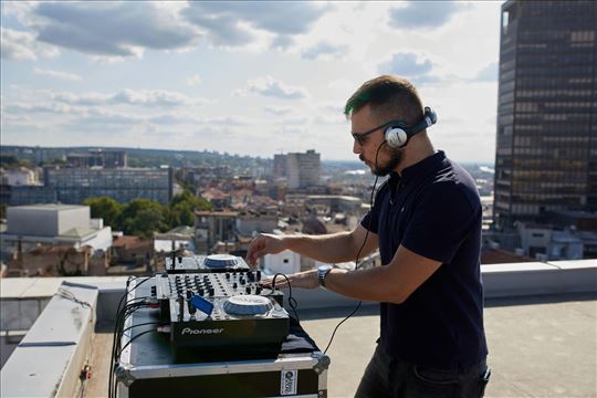  Iznajmljivanje DJ-a Usluge deejay za žurke svadbe