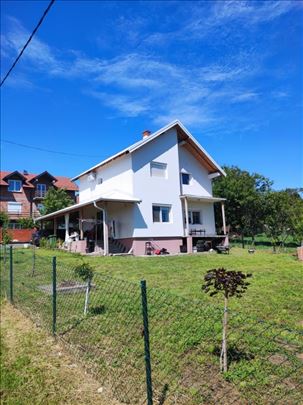 Lux kuća sa placem u Koraćici, na padinama Kosmaja