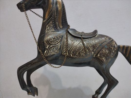 Mesingana figura konja 39 cm sa prelepom gravurom