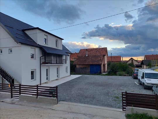 Nova, de lux sagrađena kuća, sa dve posebne etaže/