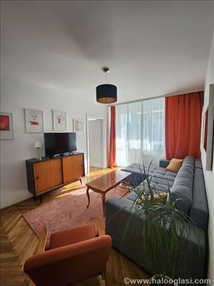 Odmah useljiv odličan stan sa parkingom