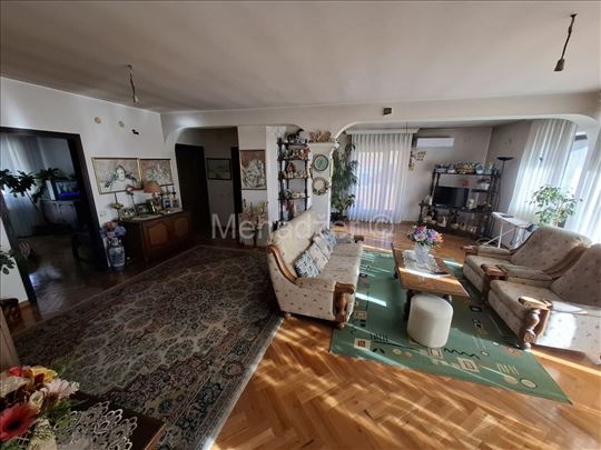 Petlovo Brdo,Kuća 490m2 2Lokala+2 stana, 2 garaze