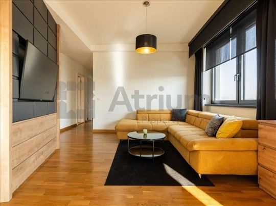 Predivan četvorosoban stan sa pogledom na grad za 