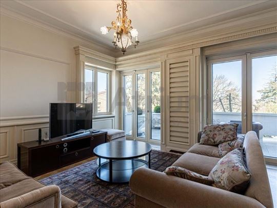 Predivan stan sa privatnim dvorištem