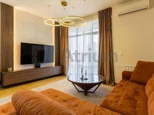 Predivan trosoban stan sa pogledom na grad