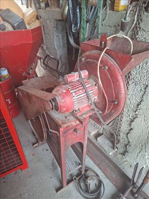 Prekrupač/mlin POLJOSTROJ ODŽACI kao nov