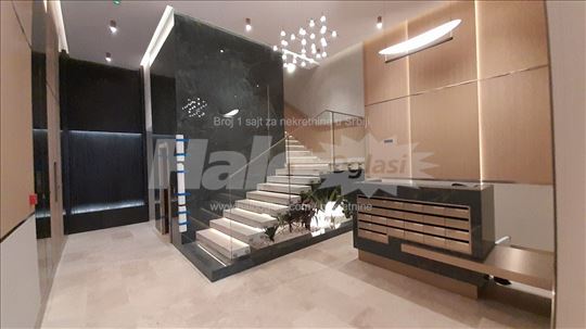 Radnička 21 garsonjera u lux zgradi Modene