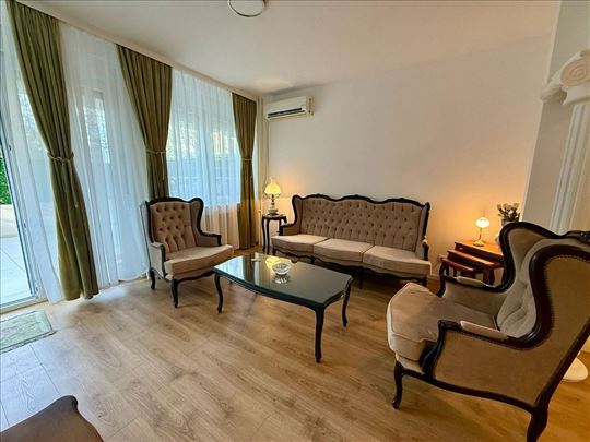 Renoviran trosoban stan sa baštom, kod Sava Centra