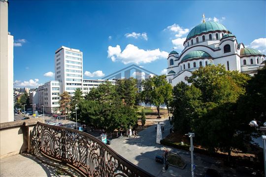 Salonski stan sa pogledom na Hram