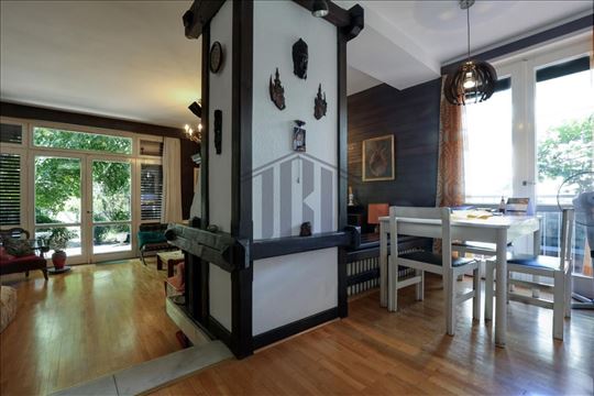 Stan u kući sa terasom i baštom, Banovo brdo