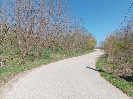Šumsko zemljište u blizini vikend naselja. Moguća