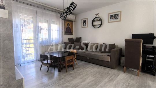 Trosoban renoviran, sa garažom, baštom i podrumom