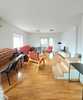 Uknjižen 1/1, 4.0 stan, u mirnom kraju