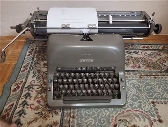 Vrhunska latinica ocuvana pisaca masina Adler iz 1