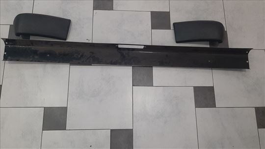 zadnji metalni branik u crnoj boji za zastavu 101