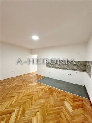 Zemun Polje, 2.5, renoviran, prazan, UKNJIŽEN