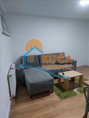 Izdaje se odličan, jednoiposoban stan kod Pravnog 