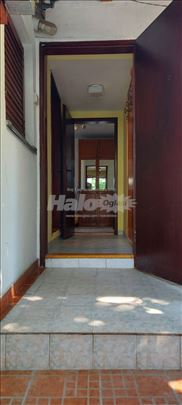 Izdaje se trosoban stan na Zvezdari kod Liona