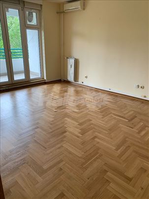 Izvanredan poslovni prostor sa garažom