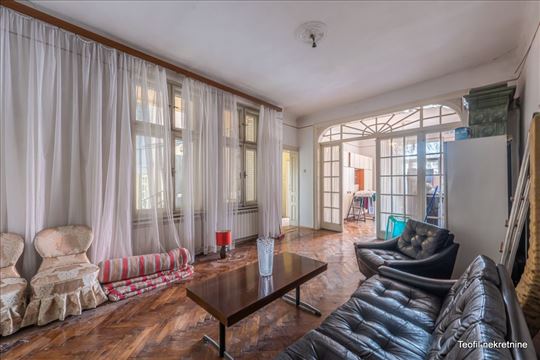 Krunski venac pored Španske ambasade, 3.5,101(105)