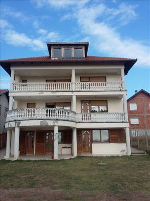 Kuća Jajinci, 1000m2, plac 24,5 ari, LUX
