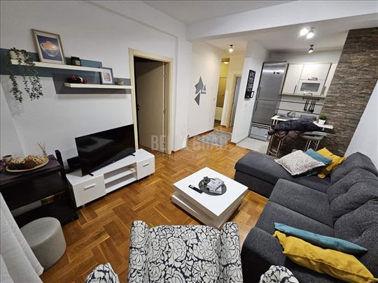 Moderan, namešten, lep