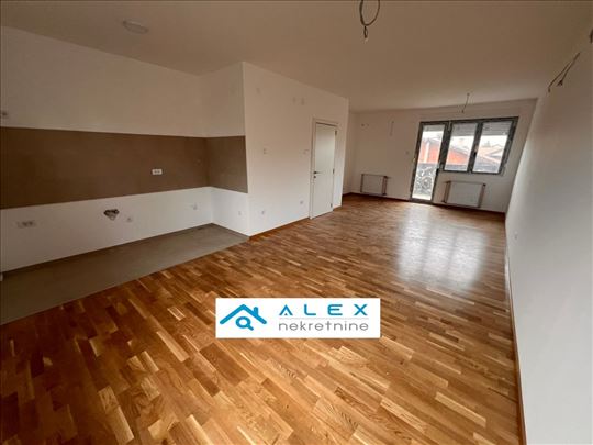 Odličan četvorosoban stan sa parking mestom