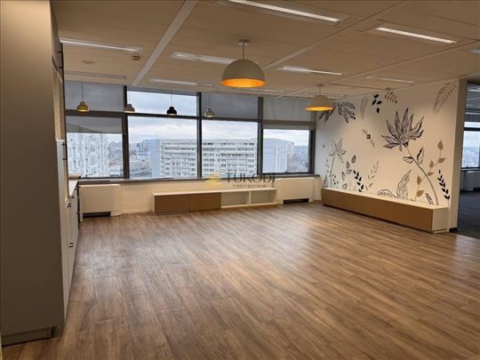 Poslovni prostor 776m2 Jurija Gagarina sa svim tro