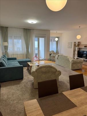 Prelep stan sa garažom kod Hrama