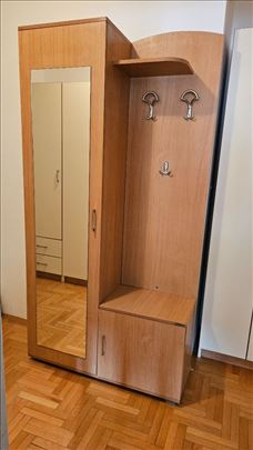 Prodajem predsoblje sa ogledalom i cipelarnikom