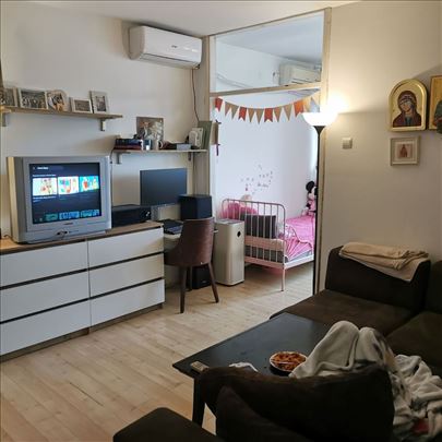 Uknjižen, povoljan 2.5 stan u Zemunu
