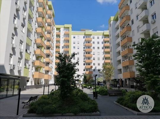 Izdaje se moderan stan sa parkingom u kompleksu Kr