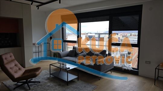 Izdaje se stan sa privatnim bazenom na krovnoj ter