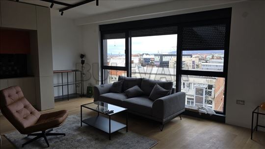 Izdaje se stan sa privatnim bazenom na krovnoj ter