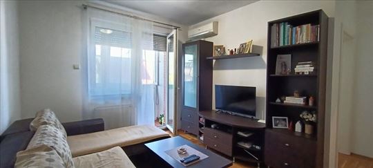 Namešten dvosoban stan 43m2 na odličnoj lokaciji