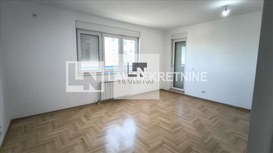 Odličan i veliki stan za život ili poslovni prosto