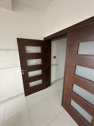 Poslovni prostor 305m2 sa parkingom Palilula