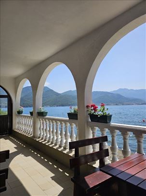 Bijela,kuca na obali sa sopstvenom plazom