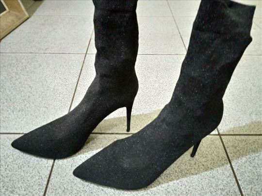 Crne sjackave cizmice broj 40 (ug 26cm)