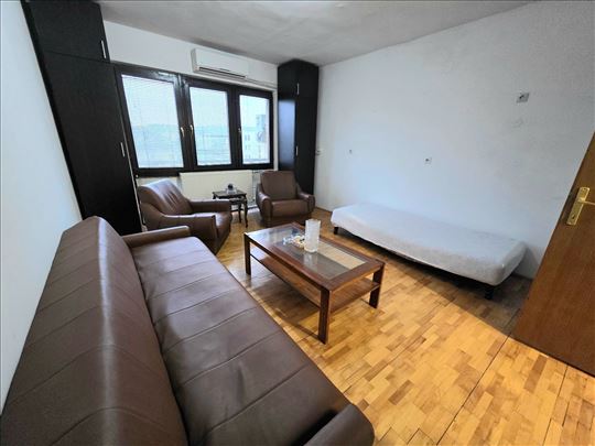 Garsonjera u strogom centru sa stvarima