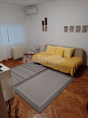 Izdajem namešten jednosoban stan na Novom Beogradu